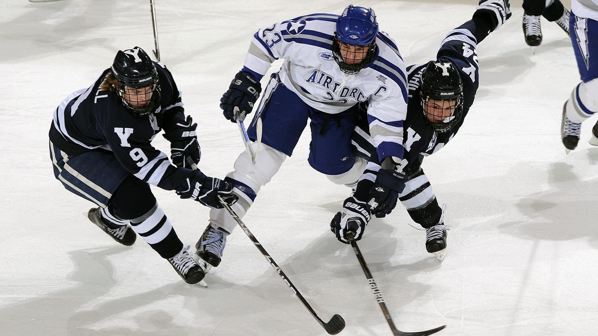 伊朗球队合影全员戴手套围巾，时尚圈点赞“冷酷战士”